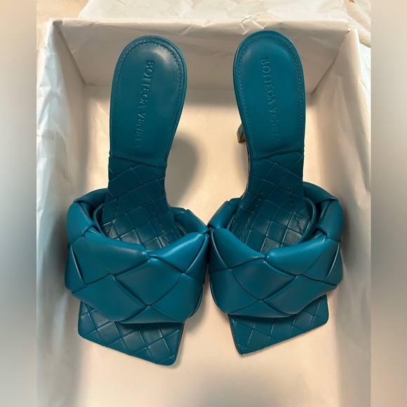 ❌SOLD❌Bottega Veneta Maxi Tabolare Lido Sandal, acid turquoise color, size36 - Picture 2 of 8